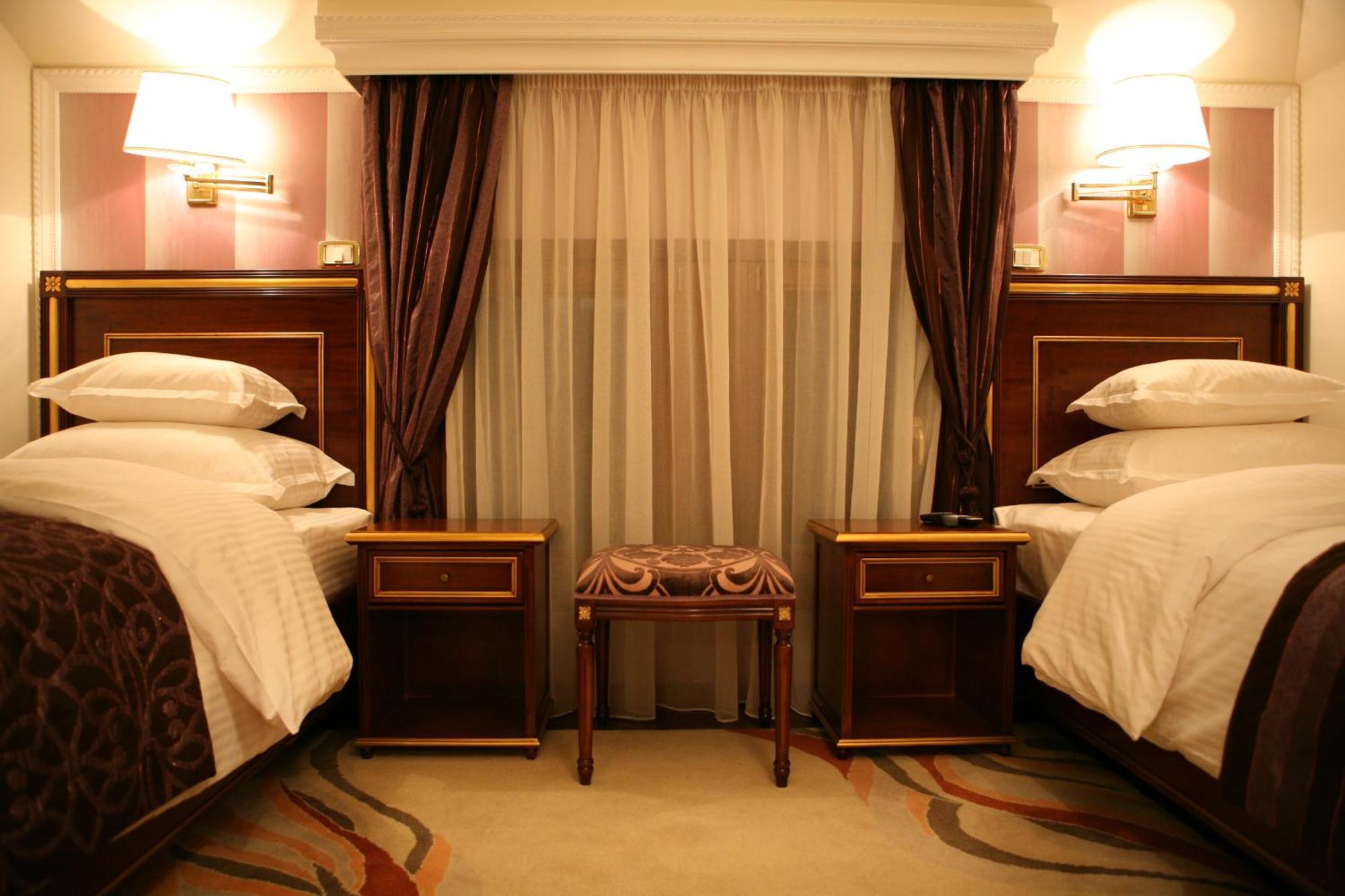 Hotel Villa Viktorija บันยาลูกา ภายนอก รูปภาพ