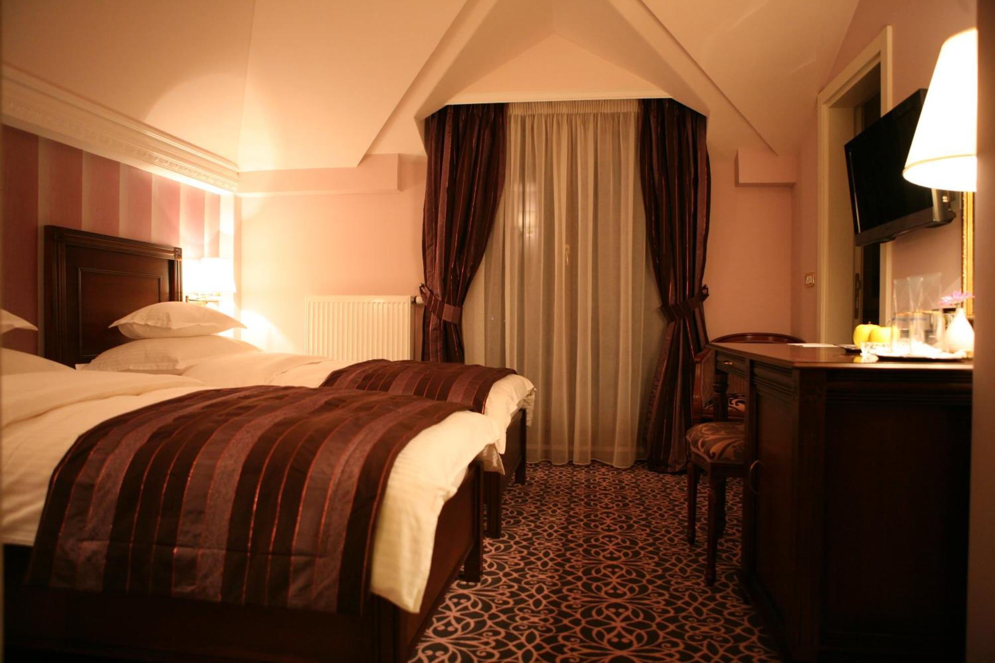 Hotel Villa Viktorija บันยาลูกา ภายนอก รูปภาพ