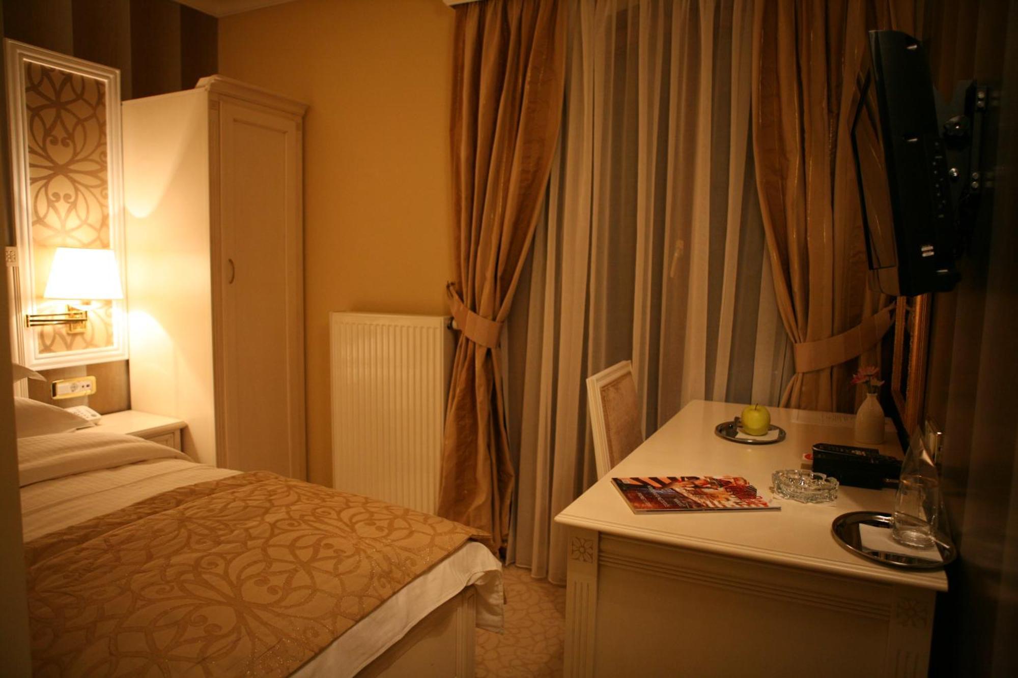 Hotel Villa Viktorija บันยาลูกา ภายนอก รูปภาพ