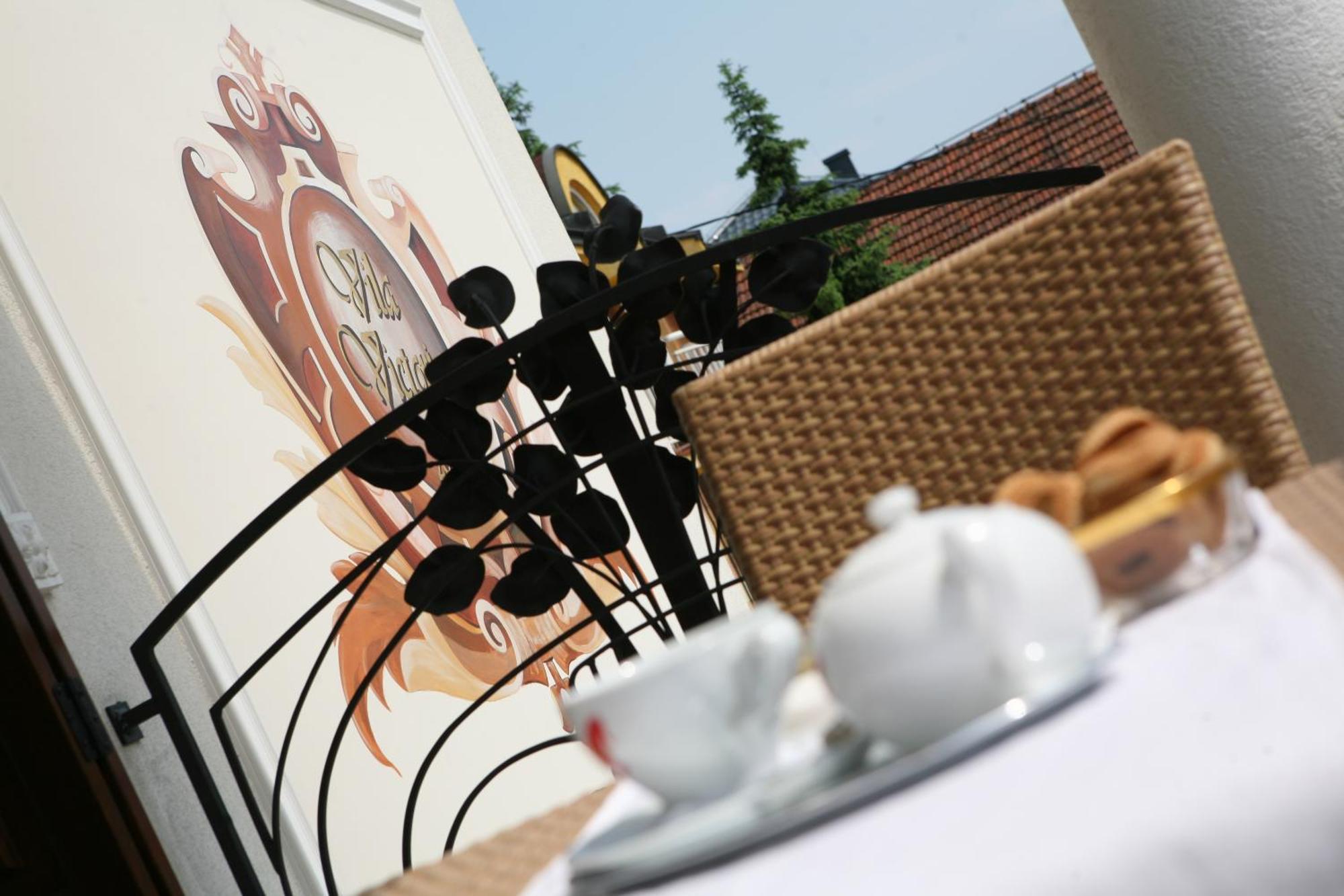 Hotel Villa Viktorija บันยาลูกา ภายนอก รูปภาพ