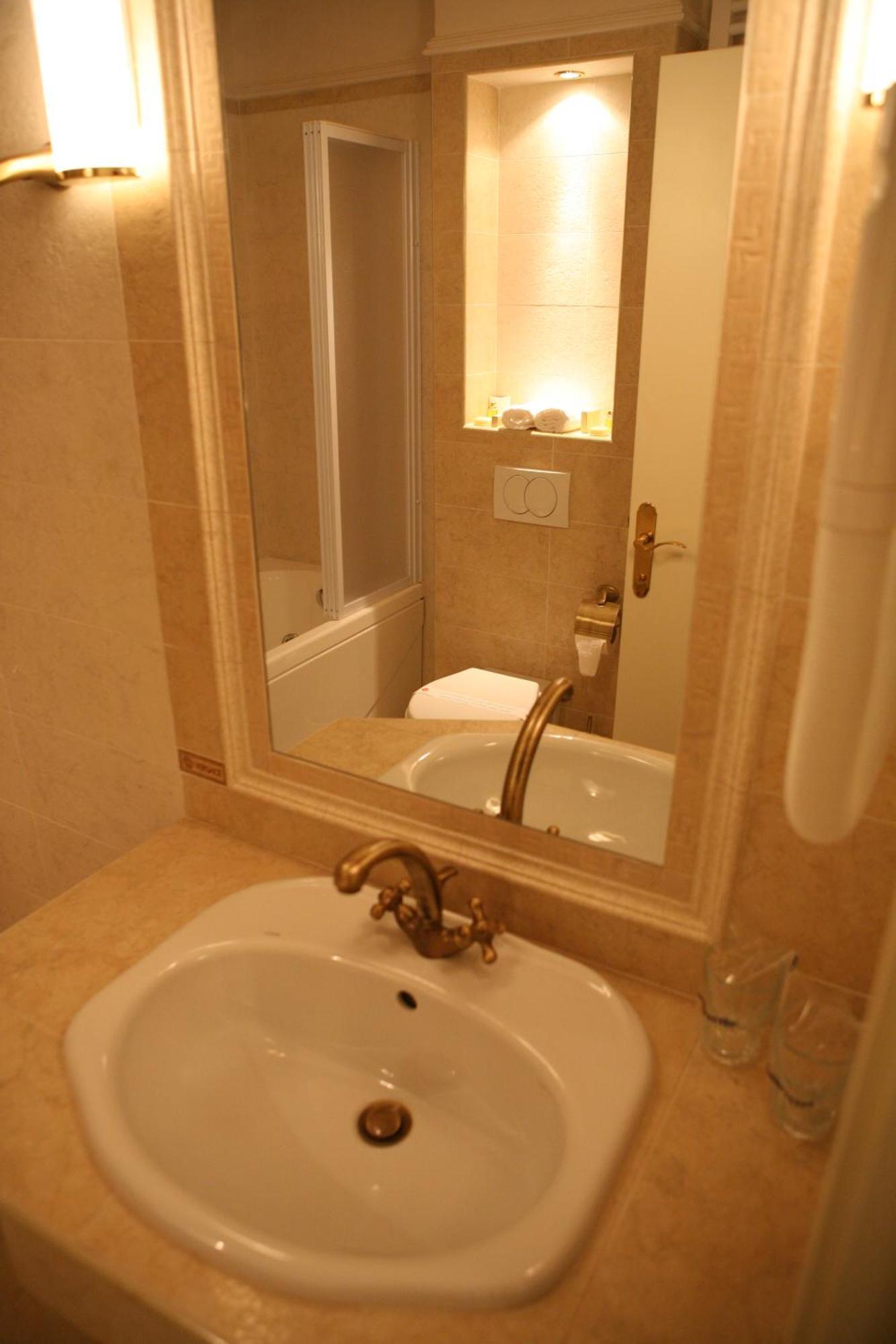 Hotel Villa Viktorija บันยาลูกา ภายนอก รูปภาพ