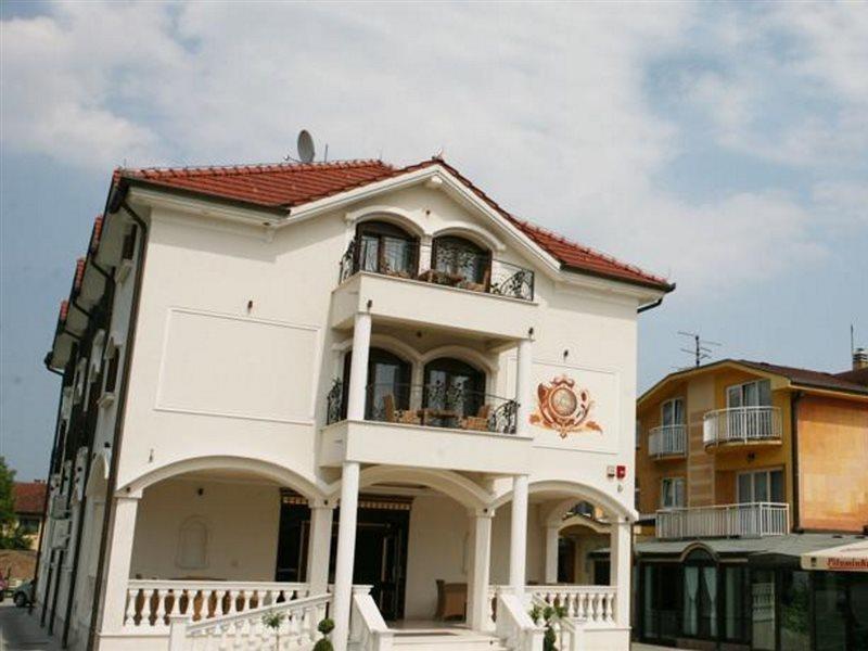 Hotel Villa Viktorija บันยาลูกา ภายนอก รูปภาพ
